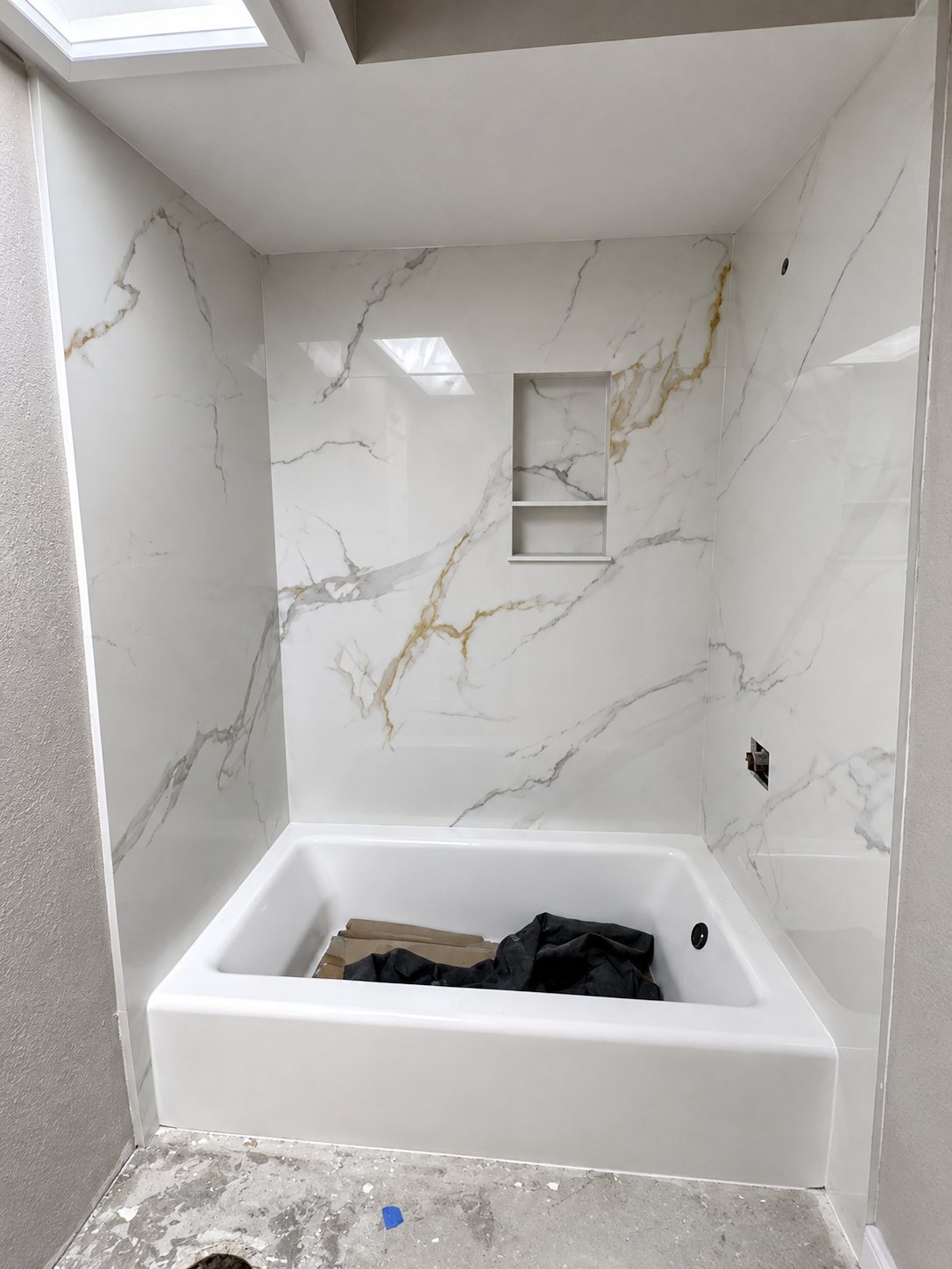 Bathroom with large format porcelain panels